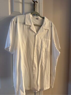 Men's White Short-Sleeve Button-Up Shirt